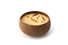 Tropikalia Svíčka v kokosu - vůně Jablko a skořice