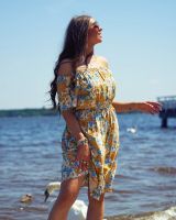 Resti Kwiecista damska sukienka mini a'la hiszpanka w kolorze beżowym