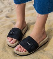 Gemre Czarne klapki na platformie z ozdobną klamerką Lunda