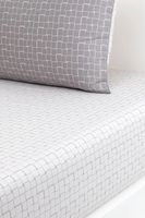 Lacoste Bavlnená napínacia plachta Lacoste L BLOCK Greige 160 x 200 cm