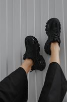 ES8: Czarne sneakersy damskie na grubej podeszwie