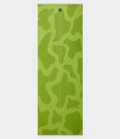 Manduka Yogitoes Premium csúszásmentes jógatörölköző 180 x 61 cm Szín: Forrest Gerry Lopez