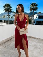 Bordó elegantní šaty CEYCONE s rozparkem Velikost: M