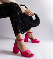 Gemre Rózsaszín szatén szandálok masszív sarokkal Saucedo