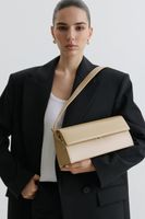 Estro: Jasnobeżowa prostokątna torebka damska na ramię ze skóry