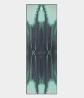 Manduka Yogitoes Premium csúszásmentes jógatörölköző 180 x 61 cm Szín: Immersion