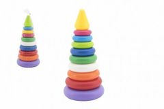 Skladačka pyramída s krúžkami plast 2 farby v sieťke 15x31cm 12m +