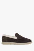 Estro: Ciemnobrązowe loafersy damskie na zimę z weluru naturalnego i futrzanym wsadem