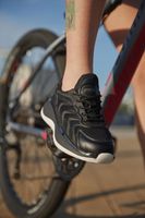 ES8: Damskie sneakersy w kolorze czarnym z siateczką