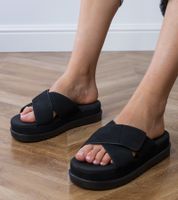 Gemre Fekete platformos pántos papucs Juko