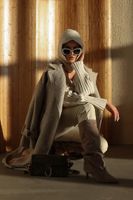 Estro: Beżowe kozaki damskie z weluru naturalnego na niskim obcasie kielichowym