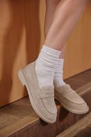 Estro: Klasyczne beżowe loafersy damskie typu Penny z włoskiego weluru naturalnego