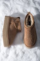 Estro: Beżowe niskie śniegowce damskie z weluru naturalnego z futrzanym wsadem