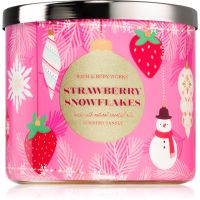 Bath & Body Works Strawberry Snowflakes aроматична свічка 411 гр