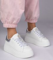 marka niezdefiniowana Białe sneakersy ze srebrną wstawką i szpilką z cyrkoniami Floura