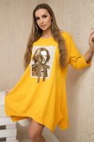 Šaty s potiskem a rozevlátou spodní částí hořčice