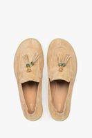 Estro: Beżowe loafersy damskie z ozdobnym chwostem typu barefoot z weluru naturalnego
