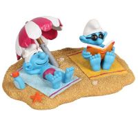 EBI AQUA DELLA ŠMOLKOVIA Dekorácia do akvária opaľujúci sa Šmolkovia na pláži 17,4x13,2x7,9cm