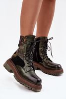 Pracownice wyrobów skórzanych na peronie Maciejka