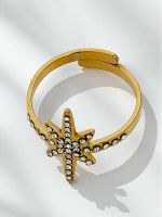 Złota bransoletka z ozdobnymi zawieszkami