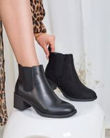 Resti Black women's boots on a post Nanhelyna