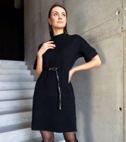 Gemre Czarna sukienka midi z delikatnym paskiem Dustina
