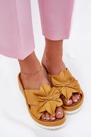 Bőr női magassarkú szandál dekoratív virággal Artiker