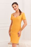 Elegantní šaty s hořčičným carmen výstřihem