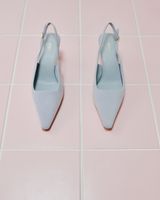 Estro: Jasnoniebieskie welurowe czółenka damskie typu slingback na niskim obcasie